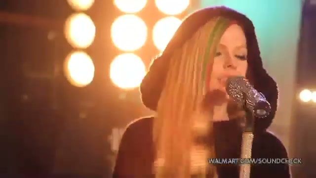 Avril Lavigne-Smile Walmart 0370 - Avril - Lavigne - live - Smile - on - Walmart - part1