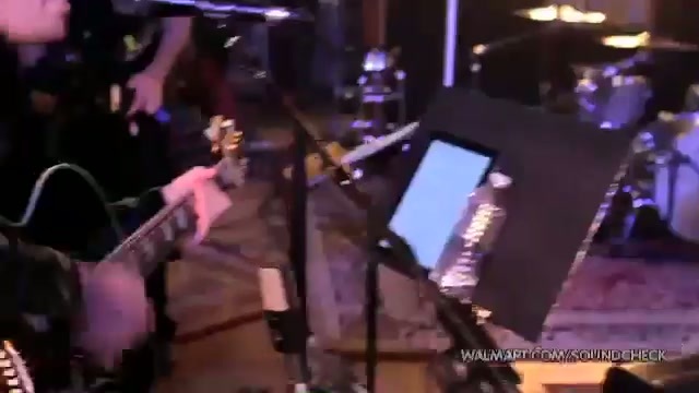 Avril Lavigne-Smile Walmart 0374 - Avril - Lavigne - live - Smile - on - Walmart - part1