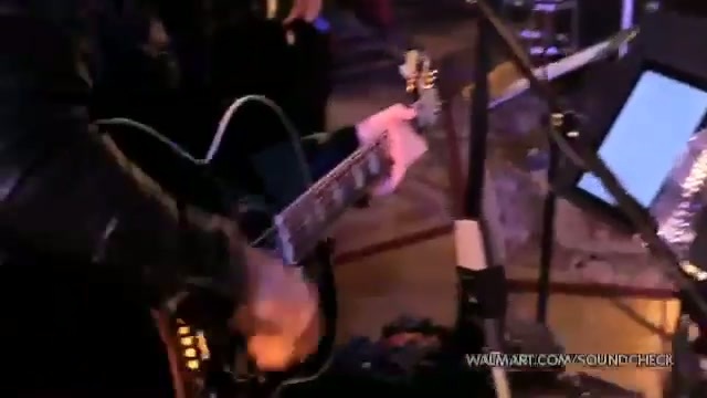 Avril Lavigne-Smile Walmart 0376 - Avril - Lavigne - live - Smile - on - Walmart - part1