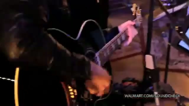 Avril Lavigne-Smile Walmart 0377 - Avril - Lavigne - live - Smile - on - Walmart - part1