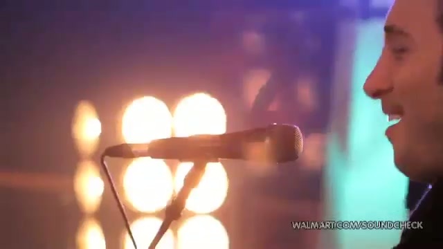 Avril Lavigne-Smile Walmart 0383 - Avril - Lavigne - live - Smile - on - Walmart - part1