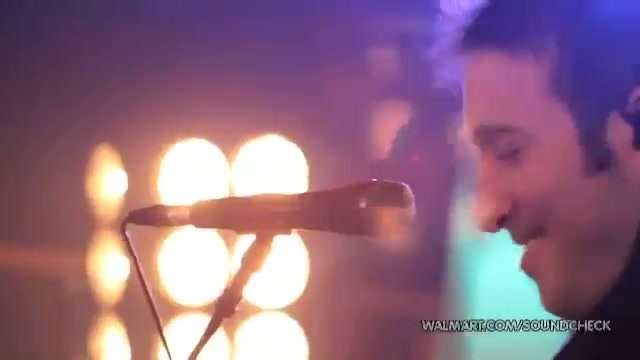 Avril Lavigne-Smile Walmart 0384 - Avril - Lavigne - live - Smile - on - Walmart - part1