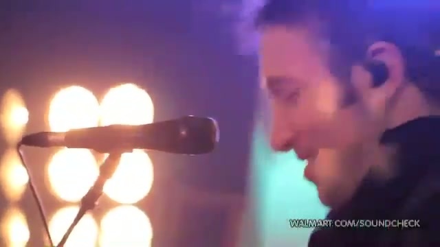 Avril Lavigne-Smile Walmart 0386 - Avril - Lavigne - live - Smile - on - Walmart - part1