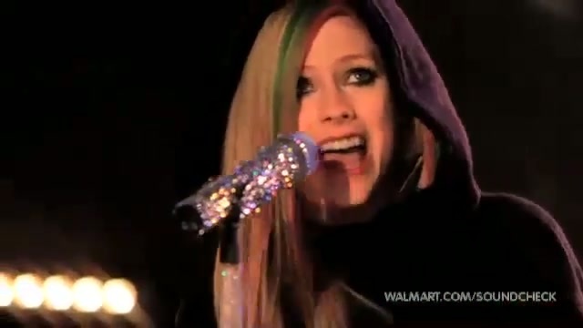 Avril Lavigne-Smile Walmart 0392 - Avril - Lavigne - live - Smile - on - Walmart - part1