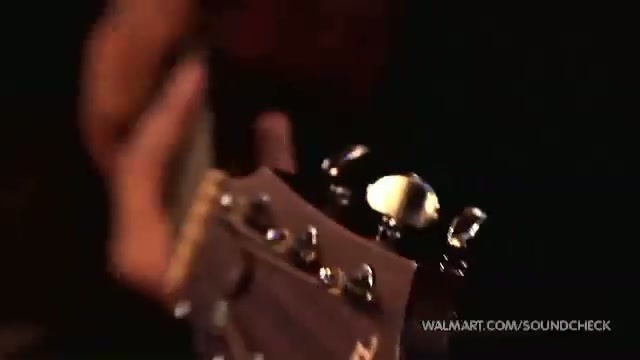 Avril Lavigne-Smile Walmart 0395 - Avril - Lavigne - live - Smile - on - Walmart - part1