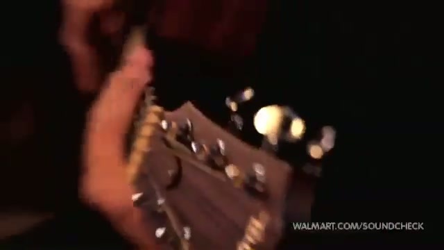 Avril Lavigne-Smile Walmart 0396 - Avril - Lavigne - live - Smile - on - Walmart - part1
