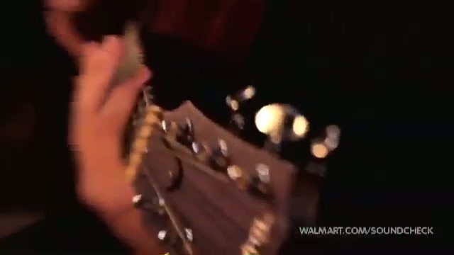 Avril Lavigne-Smile Walmart 0397 - Avril - Lavigne - live - Smile - on - Walmart - part1
