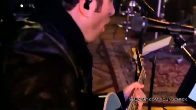 Avril Lavigne-Smile Walmart 0398 - Avril - Lavigne - live - Smile - on - Walmart - part1