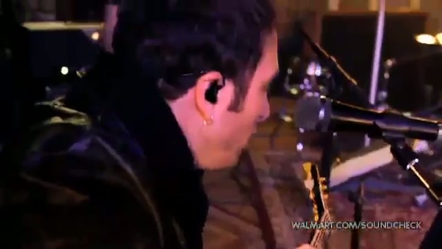 Avril Lavigne-Smile Walmart 0400 - Avril - Lavigne - live - Smile - on - Walmart - part1