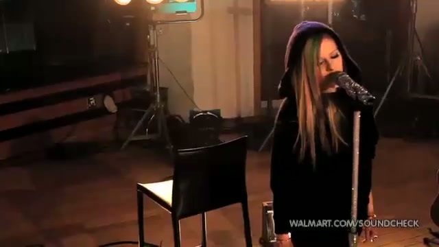 Avril Lavigne-Smile Walmart 0470 - Avril - Lavigne - live - Smile - on - Walmart - part1