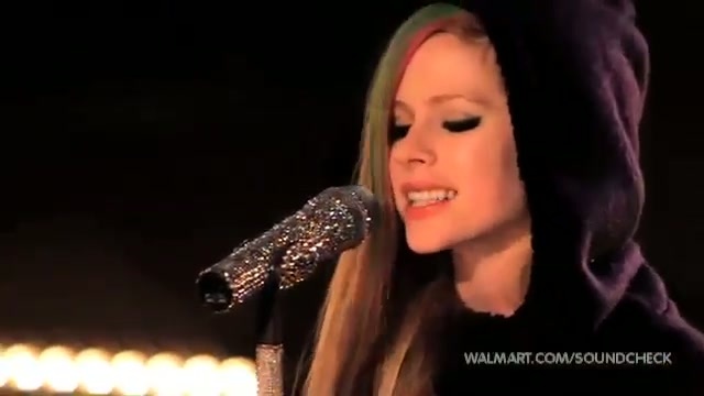 Avril Lavigne-Smile Walmart 0493 - Avril - Lavigne - live - Smile - on - Walmart - part1