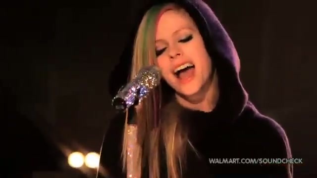 Avril Lavigne-Smile Walmart 0549 - Avril - Lavigne - live - Smile - on - Walmart - part2
