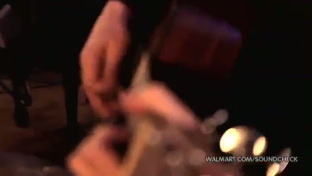 Avril Lavigne-Smile Walmart 0650 - Avril - Lavigne - live - Smile - on - Walmart - part2