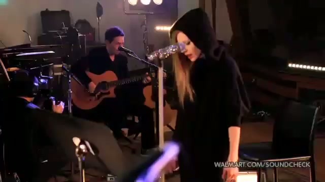 Avril Lavigne-Smile Walmart 0653 - Avril - Lavigne - live - Smile - on - Walmart - part2