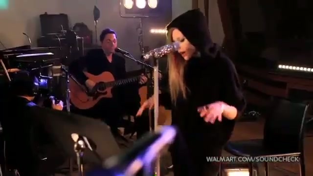 Avril Lavigne-Smile Walmart 0655 - Avril - Lavigne - live - Smile - on - Walmart - part2