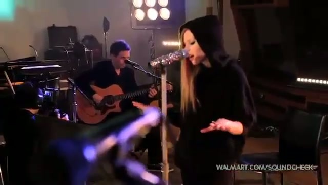 Avril Lavigne-Smile Walmart 0659 - Avril - Lavigne - live - Smile - on - Walmart - part2