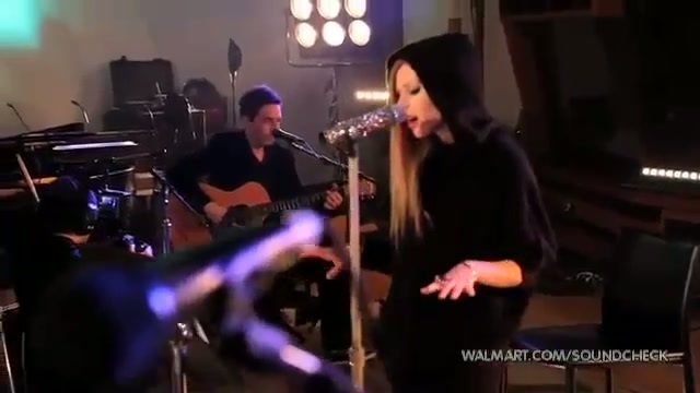 Avril Lavigne-Smile Walmart 0660 - Avril - Lavigne - live - Smile - on - Walmart - part2