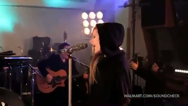 Avril Lavigne-Smile Walmart 0741 - Avril - Lavigne - live - Smile - on - Walmart - part2