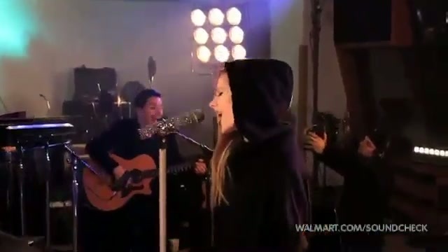 Avril Lavigne-Smile Walmart 0742 - Avril - Lavigne - live - Smile - on - Walmart - part2