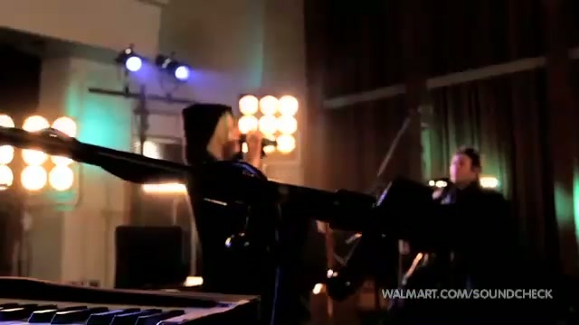 Avril Lavigne-Smile Walmart 0881 - Avril - Lavigne - live - Smile - on - Walmart - part2