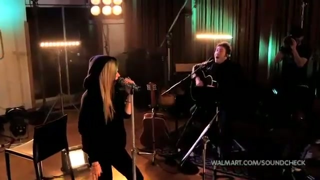 Avril Lavigne-Smile Walmart 0980 - Avril - Lavigne - live - Smile - on - Walmart - part2