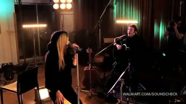 Avril Lavigne-Smile Walmart 0983 - Avril - Lavigne - live - Smile - on - Walmart - part2
