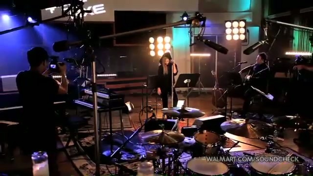 Avril Lavigne-Smile Walmart 1007 - Avril - Lavigne - live - Smile - on - Walmart - part3