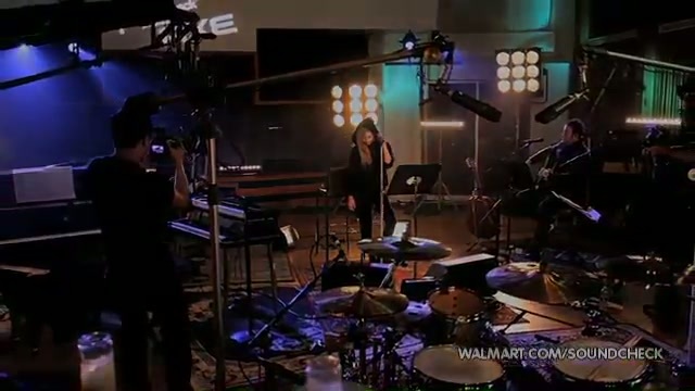 Avril Lavigne-Smile Walmart 1012 - Avril - Lavigne - live - Smile - on - Walmart - part3