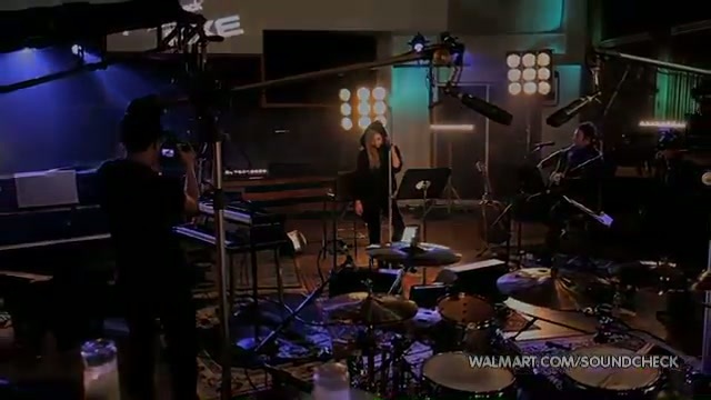 Avril Lavigne-Smile Walmart 1013 - Avril - Lavigne - live - Smile - on - Walmart - part3