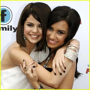 selena-gomez si demi lovato - concurs 1