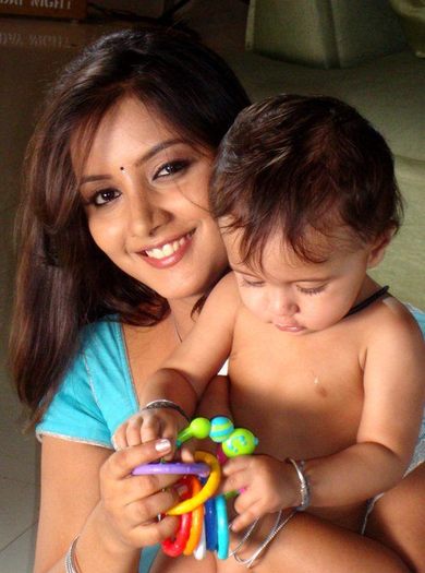 57970_158831727476395_111306905562211_468511_8173942_n - xxNidhi Uttam-Nandinixx