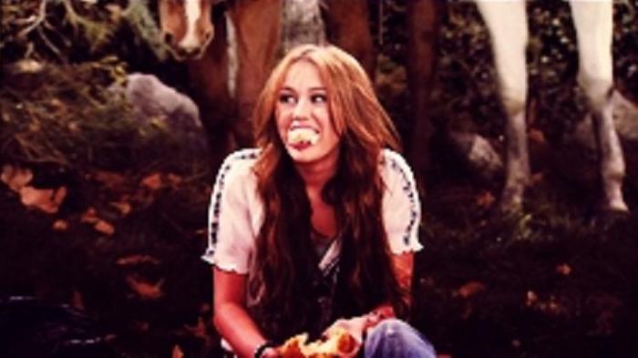 Miley Cyrus (66)