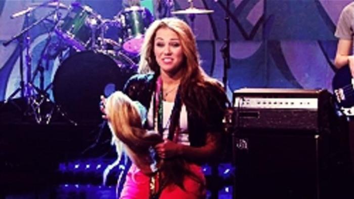 Miley Cyrus (70)