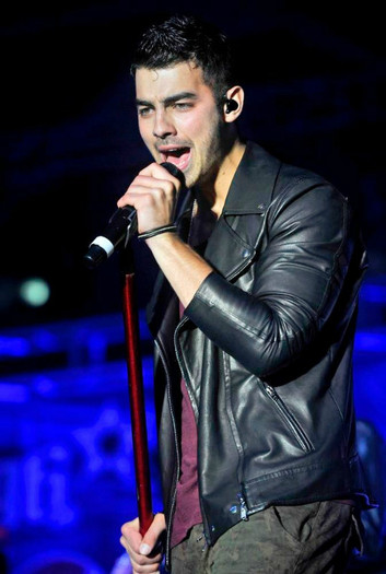 joe-jonas-b96-pepsi-summerbash-2011-01