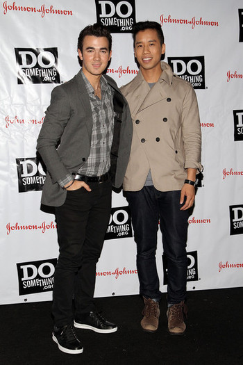 Kevin Jonas 2011 Something Awards Kick Off 6dh7Xi6_Bi4l - kevin jonas2011