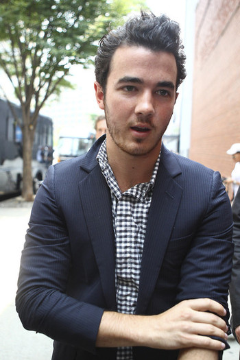 Kevin Jonas Tori Spelling Dean McDermott NYC Lh7pTd9q26dl - kevin jonas2011