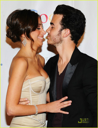 kevin-danielle-jonas-webby-awards-03 - kevin jonas2011