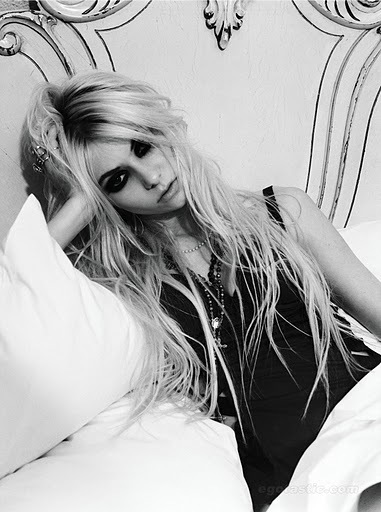 63454_TaylorMomsen_LMUAlbum_Shoot_1_122_1133lo - 0 a - Pentru Tinna - La Multsi Ani Diva