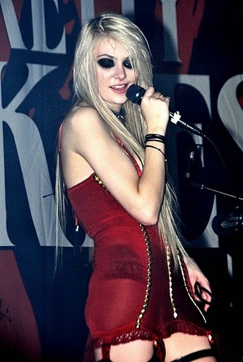 www_expostas_comTaylor Momsen 2011-03-02 - performs at Santos Party House in NY022