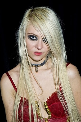 www_expostas_comTaylor Momsen 2011-03-02 - performs at Santos Party House in NY038