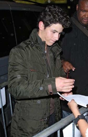 nick-jonas-samantha-barks-5-515x800