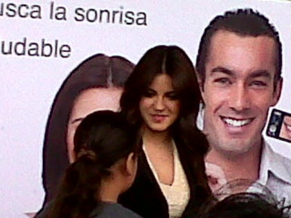 p08jw - 000Maite Autograph Signing Colgate In Walmart Tepeyac Mexico - 30 July