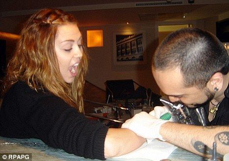 miley-cyrus-si-a-facut-un-nou-tatuaj-pentru-a-sustine-drepturile-persoanelor-gay_2 - Miley Cyrus si-a facut un tatuaj pentru a sustine drepturile persoanelor gay