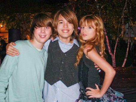 30271313_IUPKBABEZ - Bella Thorne