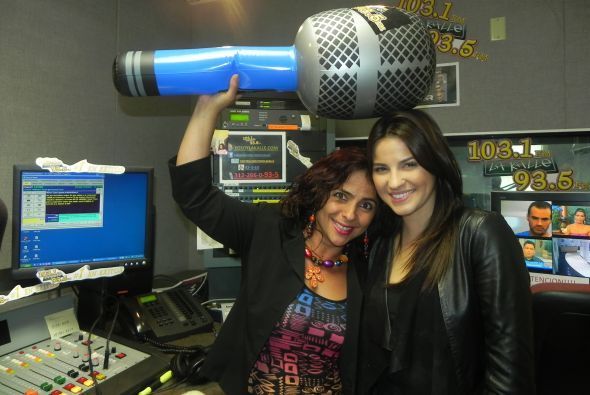 001nn - 000Maite en estudios de Radio La Kalle En Chicago