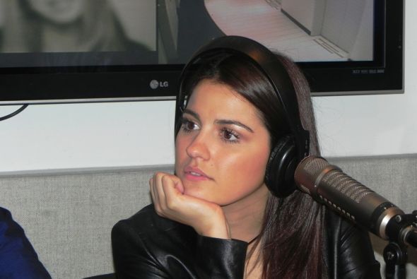 003 - 000Maite en estacion de radio Que Buena en Estados Unidos