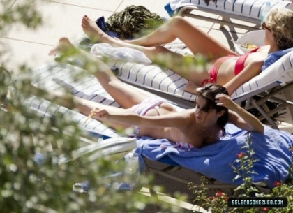 normal_selena-gomez-001 - 07-29-11 Selena Gomez laying out by the pool in Orlando