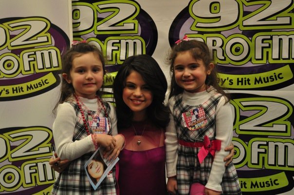 19355_303328960974_7961985974_3541414_1245211_n - 000 selena gomez facebook 000