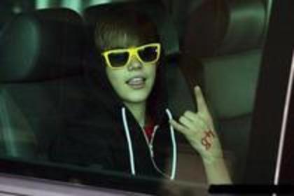 14310357_WEKYMKLTZ[1] - Poze noi cu Justin Bieber