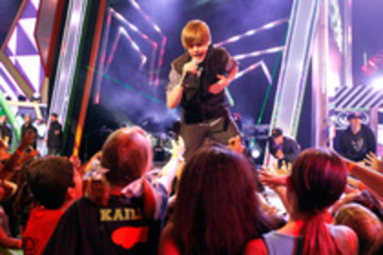 justin_bieber_performs_2010_kids_choice_awards - Poze noi cu Justin Bieber